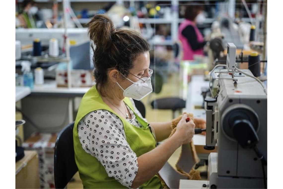 Wirtschaft im Euroraum bricht im ersten Quartal ein Mit einem neuen Hilfspaket von rund 55 Milliarden Euro will Italiens Regierung der notleidenden Wirtschaft und den Bürgern aus der Corona-Krise helfen. Foto: Domenico Stinellis/AP/dpa