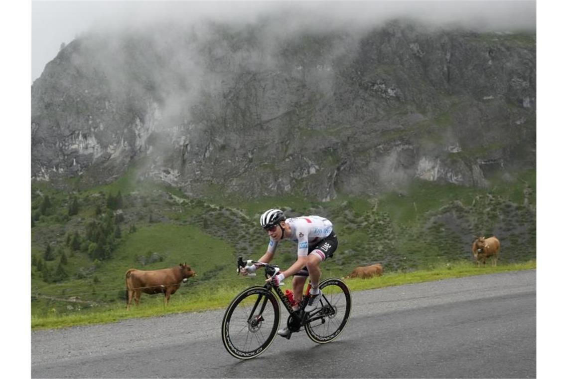 One-Man-Show von Champion Pogacar - Tagessieg an Teuns Mit einem Parforceritt hat der Slowene Tadej Pogacar sich auf der 8. Etappe das Gelbe Trikot geholt. Foto: Christophe Ena/AP/dpa