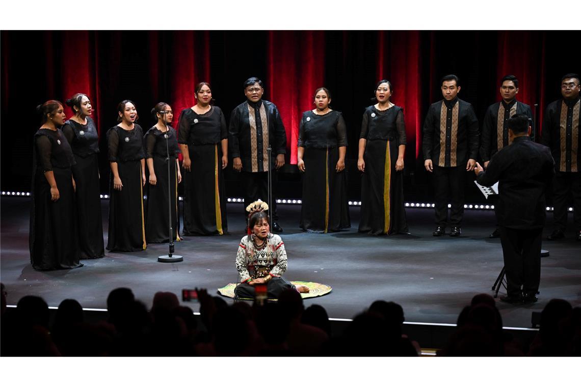 Mit einem Philippinischen Chor beginnt die Eröffnungsfeier.