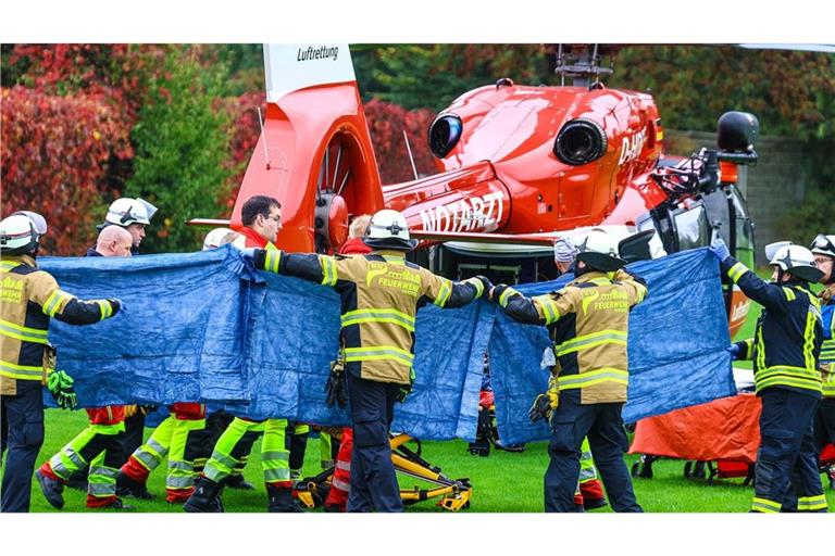 Mit einem Rettungshubschrauber wird die schwer verletzte Iris Stalzer ins Krankenhaus geflogen.
