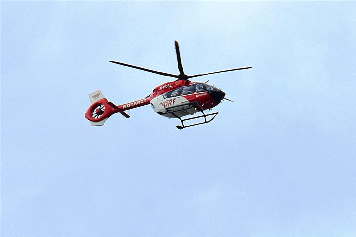 Motorradfahrer bei Unfall in Weissach im Tal schwer verletzt Mit einem Rettungshubschrauber wurde der Motorradfahrer in ein Krankenhaus gebracht. Symbolbild: Tobias Sellmaier