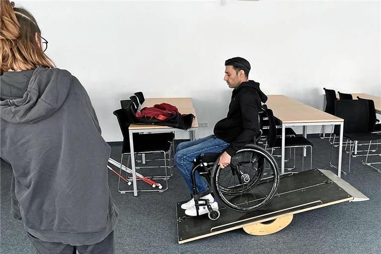 Mit einem Rollstuhlparcours kann man selbst ausprobieren, welche Hindernisse Rollstuhlfahrer im Alltag überwinden müssen. Foto: privat