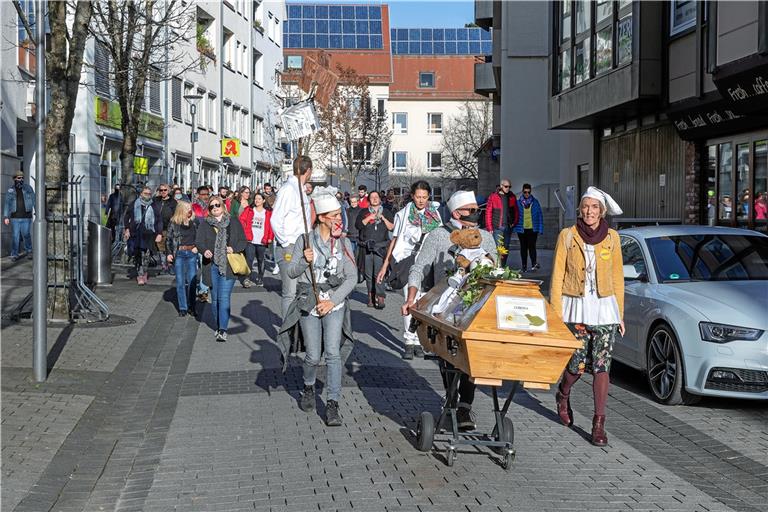 Mit einem Sarg voraus zogen gestern etwa 300 Bürger durch die Innenstadt und demonstrierten gegen die angebliche Beschneidung ihrer Grundrechte. Fotos: J. Fiedler