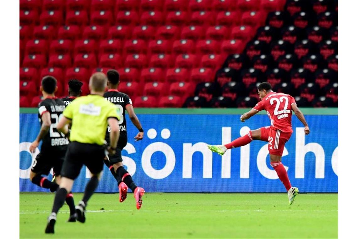 FC Bayern krönt sich gegen Leverkusen zum Doublesieger Mit einem satten Rechtsschuss baute Serge Gnabry (r) die Führung noch vor der Pause aus. Foto: Robert Michael/dpa-Zentralbild/Pool/dpa