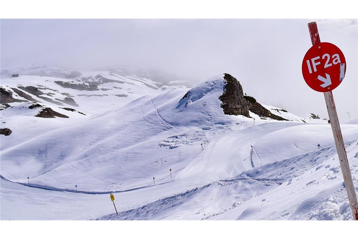 Mit einem Schlauchboot sind fünf junge Männer eine rote Piste hinabgefahren – vier davon wurden verletzt (Symbolbild).