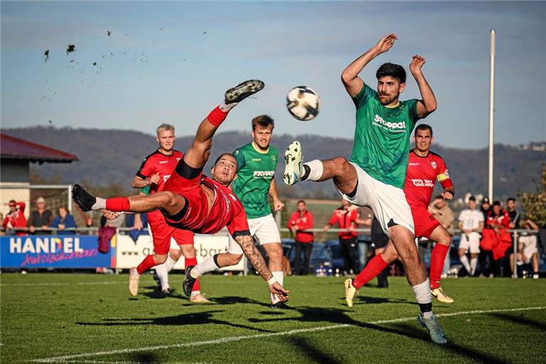 Mit einem Seitfallzieher hat Allmersbachs Luca Jungbluth beim 4:4 im Hinspiel gegen Oppenweiler das zwischenzeitliche 2:0 für den SVA erzielt. Er ist nach seiner Verletzungspause wieder eine Option für das Rückspiel bei der SGOS um Louis Piscopo (rechts). Archivfoto: Alexander Becher
