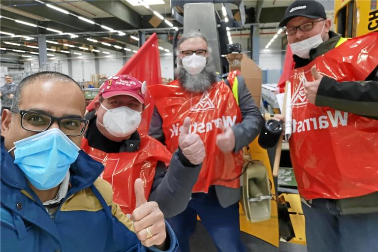 Mit einem Selfie dokumentieren Stihl-Beschäftigte in Waiblingen ihren Warnstreik. Foto: IG Metall