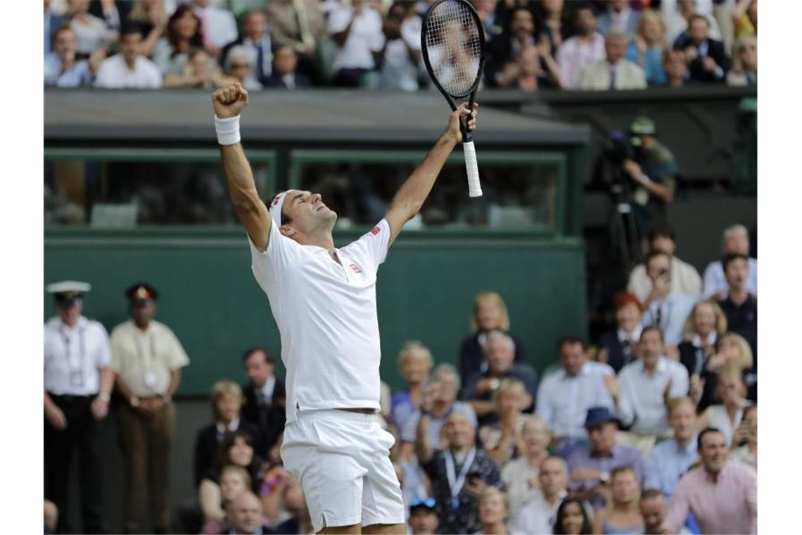 Mit einem Sieg im Wimbledon-Finale würde sich Roger Federer in den Tennis-Geschichtsbüchern verewigen. Foto: Ben Curtis/AP