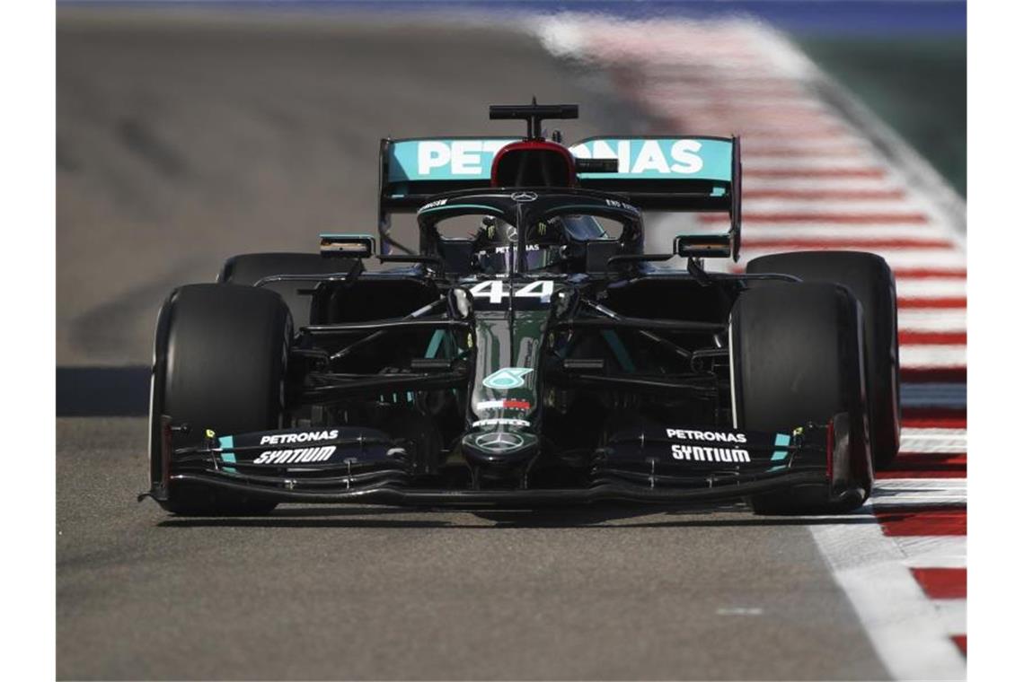 Mit einem Sieg in Sotschi kann Lewis Hamilton den Grand-Prix-Rekord von Michael Schumacher einstellen. Foto: Bryn Lennon/Pool Getty/AP/dpa