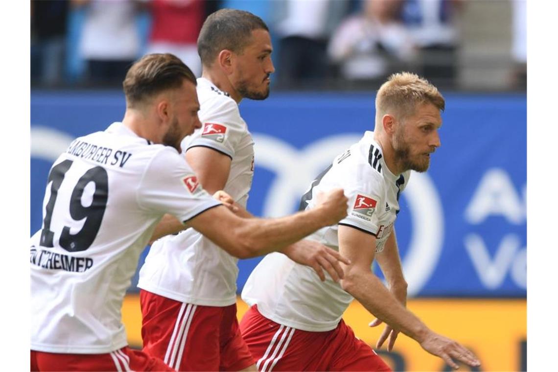 Mit einem späten Treffer sicherte Aaron Hunt (r) dem HSV noch einen Punkt. Foto: Carmen Jaspersen