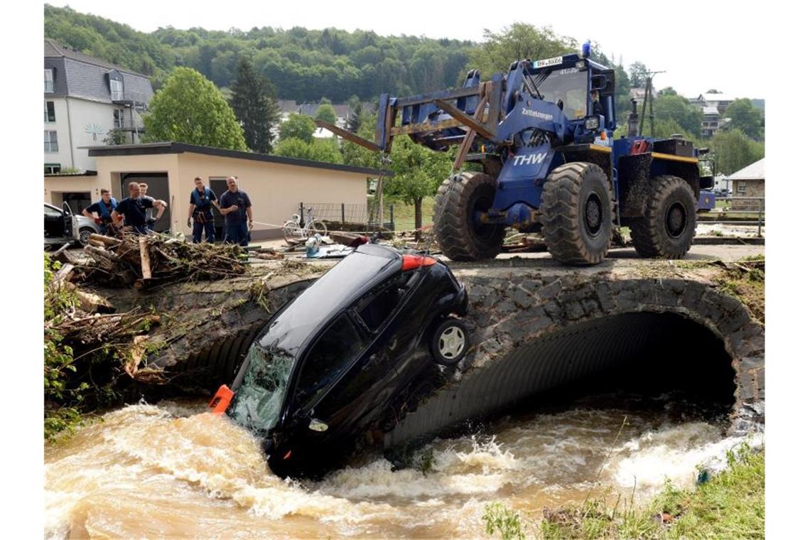 Mit einem Spezialfahrzeug wird ein Pkw geborgen. Foto: Harald Tittel/dpa/Archiv