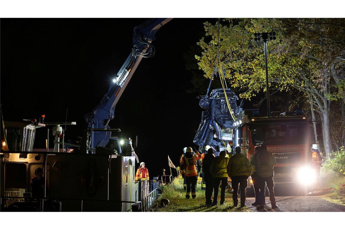 Auto stürzt in Mittellandkanal - viele Fragen bleiben offen Mit einem Spezialfahrzeug wurde das Wrack am späten Samstagabend aus dem Kanal geborgen.