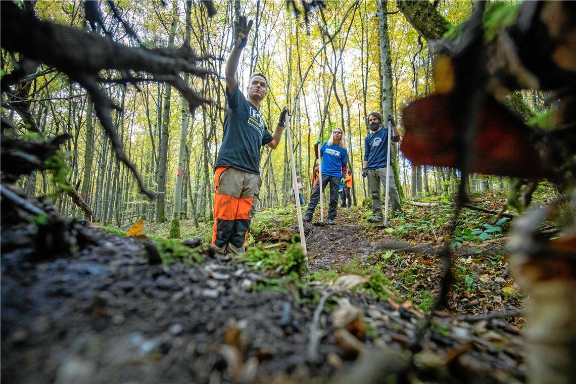 Mountainbiker ans Licht holen Mit einem Spezialgerät legen Markus Oesterle (von links), Janet Weick und Bastian Burr einen Trail im Plattenwald an, der relativ parallel zum Spazierweg verläuft. Dadurch soll es zu weniger Begegnungsverkehr auf viel besuchten Wegen kommen. Foto: A. Becher