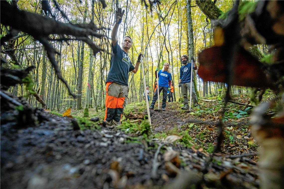 Mit einem Spezialgerät legen Markus Oesterle (von links), Janet Weick und Bastian Burr einen Trail im Plattenwald an, der relativ parallel zum Spazierweg verläuft. Dadurch soll es zu weniger Begegnungsverkehr auf viel besuchten Wegen kommen. Foto: A. Becher