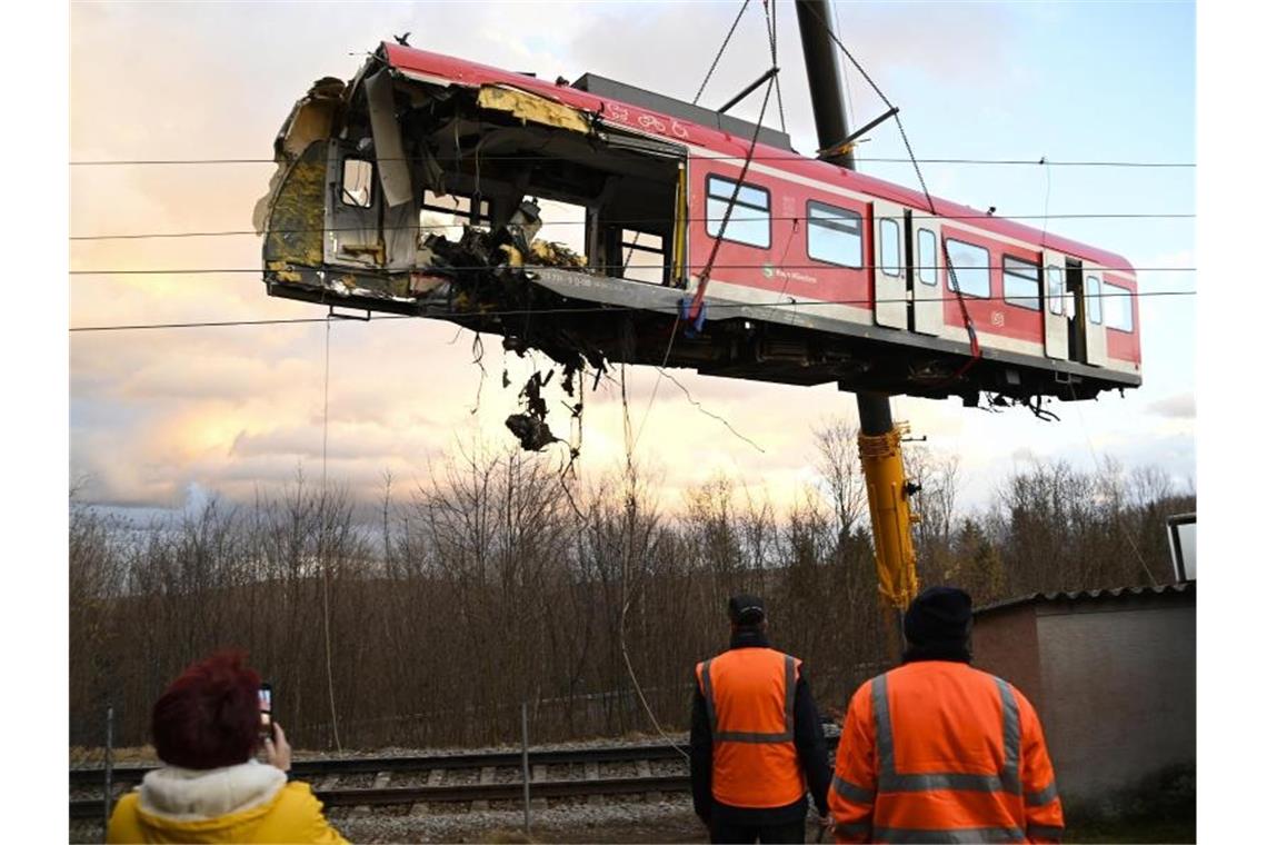 Ermittlungen nach S-Bahn-Unfall - Lokführer im Fokus Mit einem Spezialkran wird ein Triebwagen von den Schienen gehoben. Foto: Uwe Lein/dpa