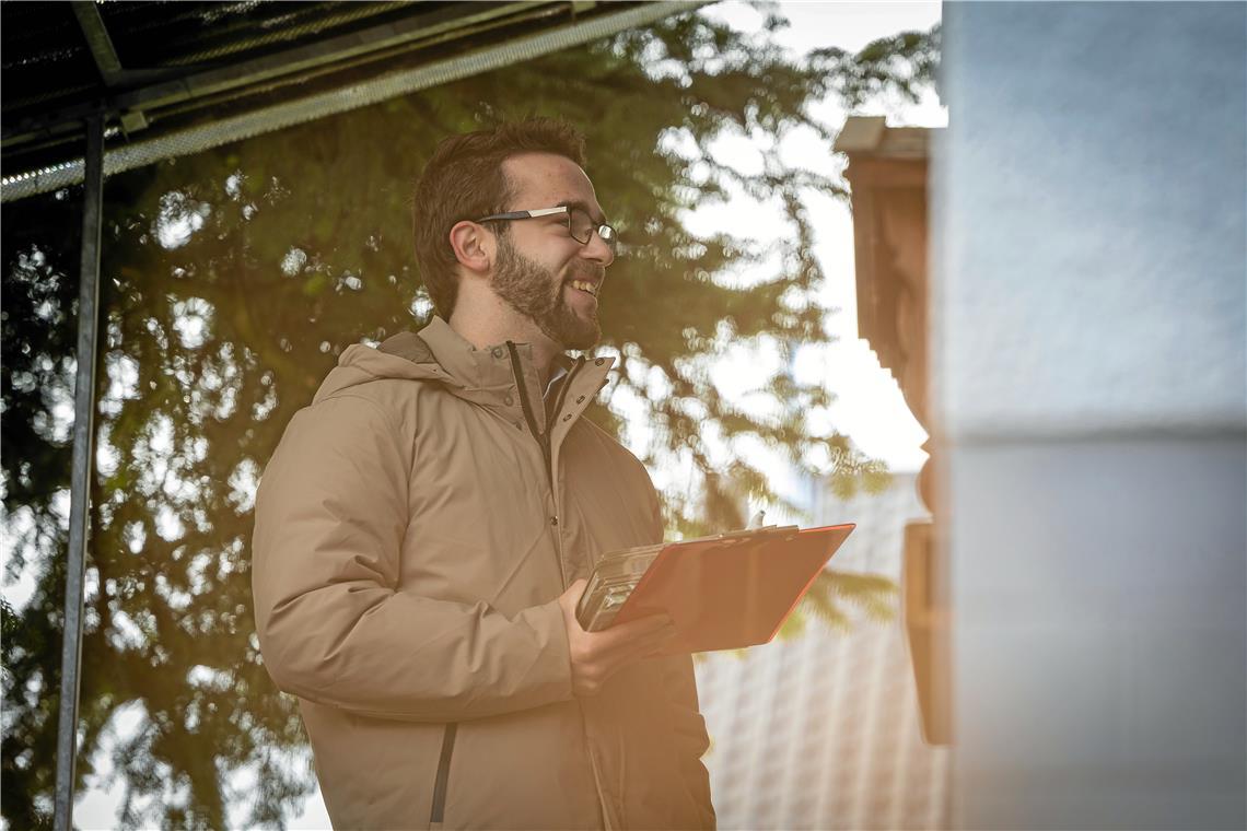 Mit einem Stapel Flyern in der Hand geht Gabriel Nold von Tür zu Tür. Foto: Alexander Becher