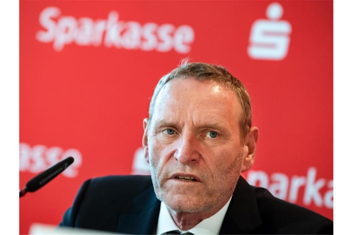 Sparkassen: Zahlungsmoral in der Krise bislang unverändert Mit einem steilen Aufschwung nach dem Konjunkturabsturz in der Corona-Krise - ein sogenanntes V-Szenario - rechnet Schleweis eher nicht. Foto: Bernd von Jutrczenka/dpa