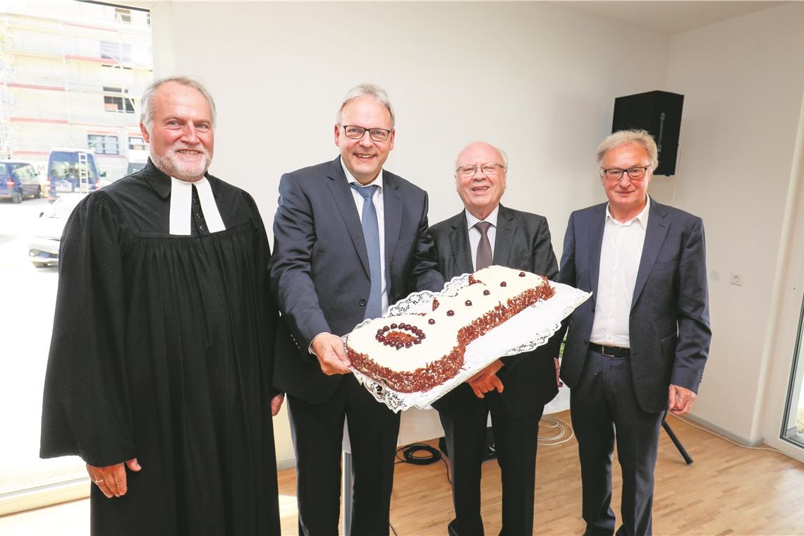 Mit einem symbolischen Schlüssel aus Schwarzwälder Kirschtorte überreichte Architekt Fritz Kempf (rechts) das Apartmenthaus Dietrich Bonhoeffer an den Ratsvorsitzenden der Stiftung Altenheime Backnang und Wildberg Dekan Wilfried Braun, Geschäftsführer Eckart Jost und den Vorstandsvorsitzenden Walter Schmitt (von links). Foto: A. Becher