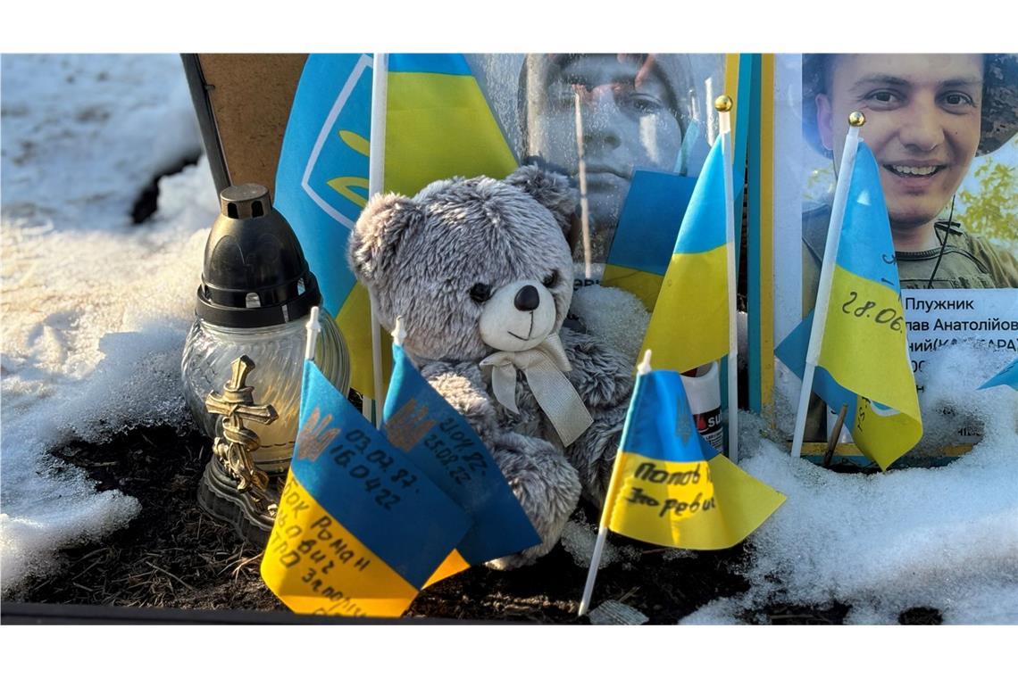 Ukrainer empört über Rohstoff-Deal mit Trump Mit einem Teddybär gedenken Menschen gefallenen Soldaten auf dem Maidan-Platz in Kiew.
