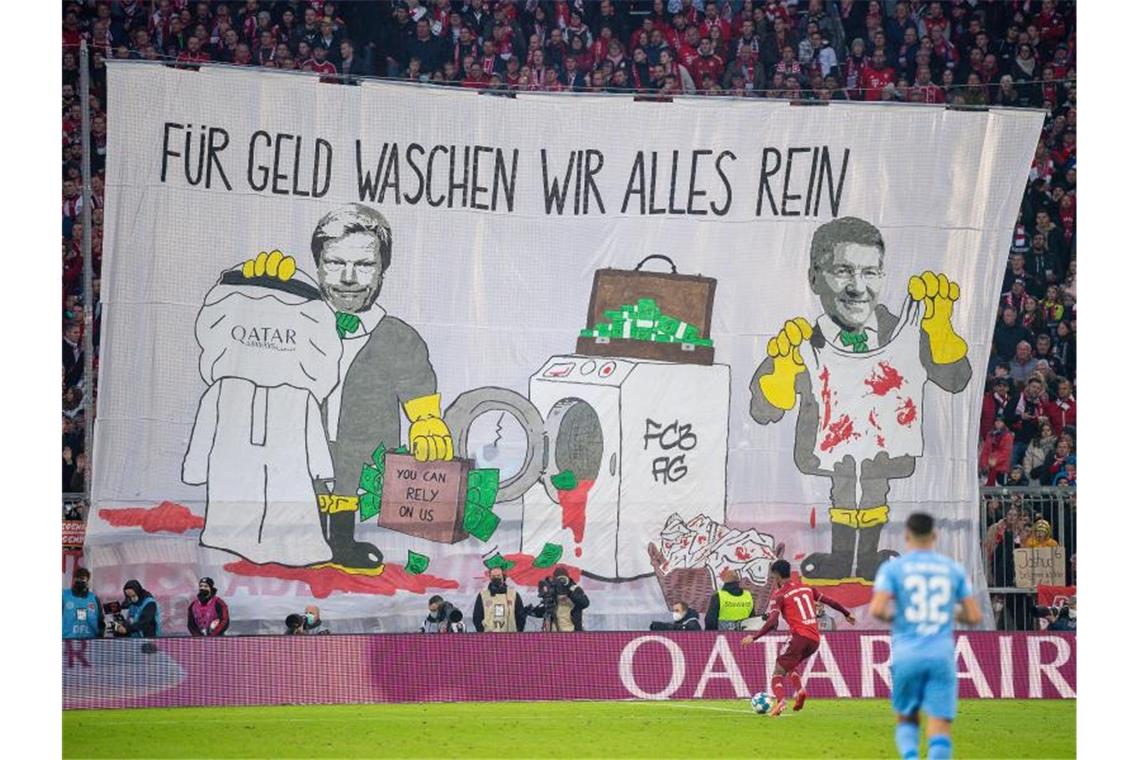 CSU-Generalsekretär: FC Bayern muss sich Katar-Frage stellen Mit einem Transparent „Für Geld waschen wir alles rein“ protestieren Fans gegen die Geschäftsbeziehungen des FC Bayern München. Foto: Eibner-Pressefoto/Sascha Walther/Eibner-Pressefoto/dpa
