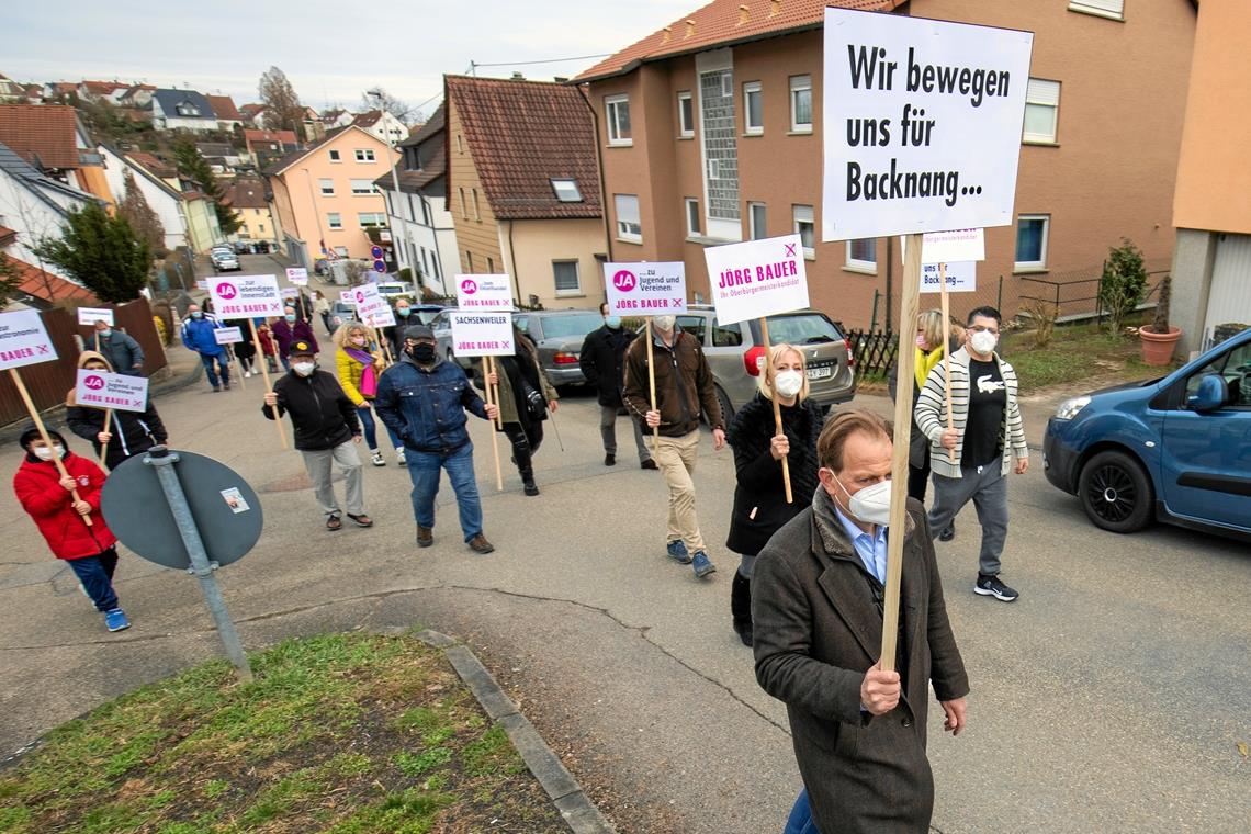 Mit einem Tross an Getreuen ist Jörg Bauer (vorne) zuletzt durch Backnang gezogen. Und er kündigt noch weitere Überraschungen an. Fotos: A. Becher