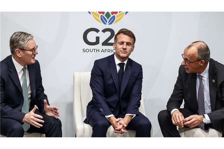 Mit einem Zwinkern - Starmer, Macron und Merz im Gespräch beim G20-Gipfel in Johannesburg