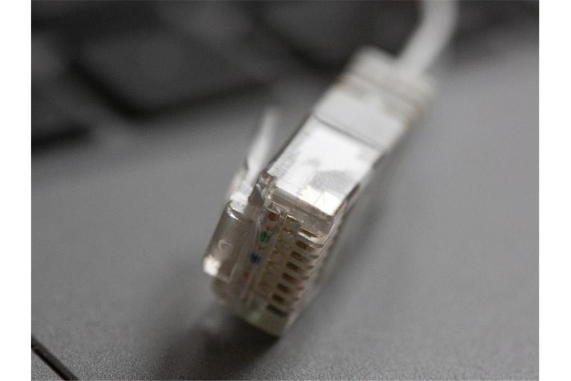 Weniger zahlen für zu langsames Internet? Mit einer ab Dezember gültigen Gesetzesänderung steigt der Druck auf die Internetanbieter, den Verbrauchern die vertraglich zugesicherte Bandbreite auch wirklich zu liefern. Foto: Fernando Gutierrez-Juarez/dpa-Zentralbild/dpa