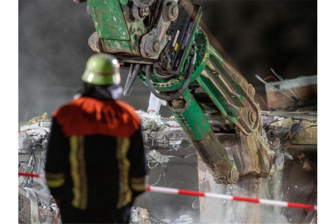 Defekte Gasleitung: Explosion tötet Vater und Tochter Mit einer Betonschere wird die eingestürzte Decke entfernt. Foto: Lino Mirgeler
