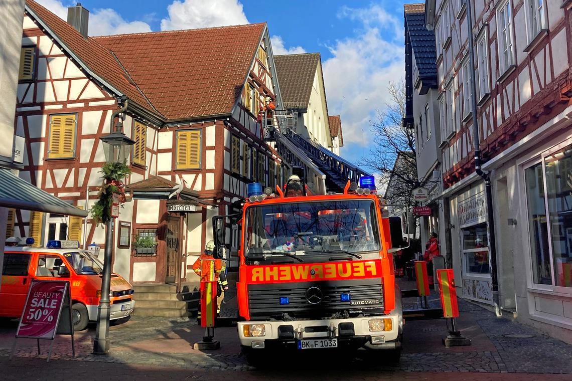 Feuerwehr findet toten Hausbewohner in der Uhlandstraße Mit einer Drehleiter gelangt ein Feuerwehrmann zu der Wohnung im Obergeschoss. Foto: privat