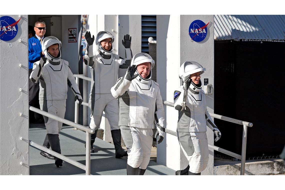 Vier Raumfahrer zur ISS gestartet Mit einer Falcon 9 Rakete ist die Crew 11 zur ISS gestartet.