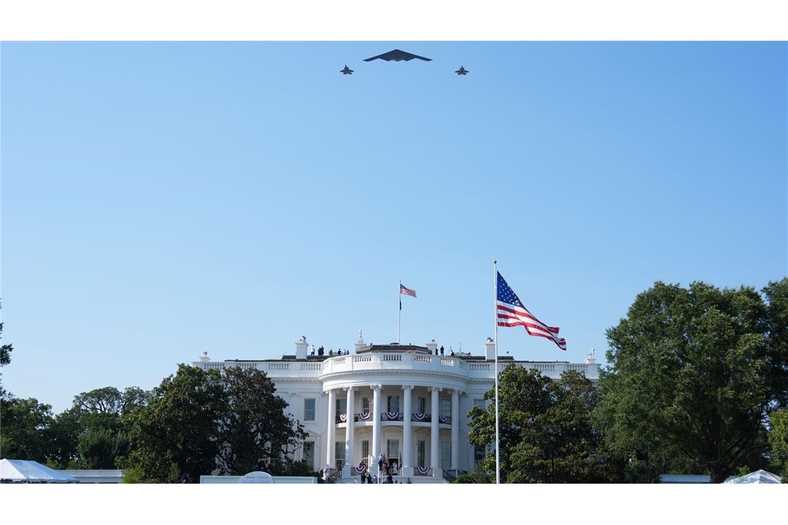 Trump unterzeichnet Steuer-Gesetz Mit einer Flugshow ehrt Trump die Piloten für ihren Angriff auf iranische Atomanlagen.