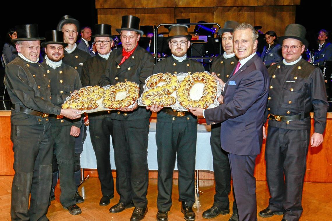 Mit einer gebackenen Jahreszahl und Schornsteinfegern als Glücksbringer startet OB Frank Nopper ins neue Jahr.Foto: A. Becher