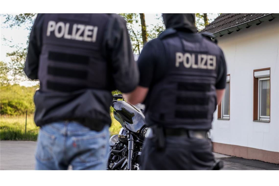 Mit einer großangelegten Razzia geht die Polizei in Nordrhein-Westfalen gegen die „Hells Angels“ vor.