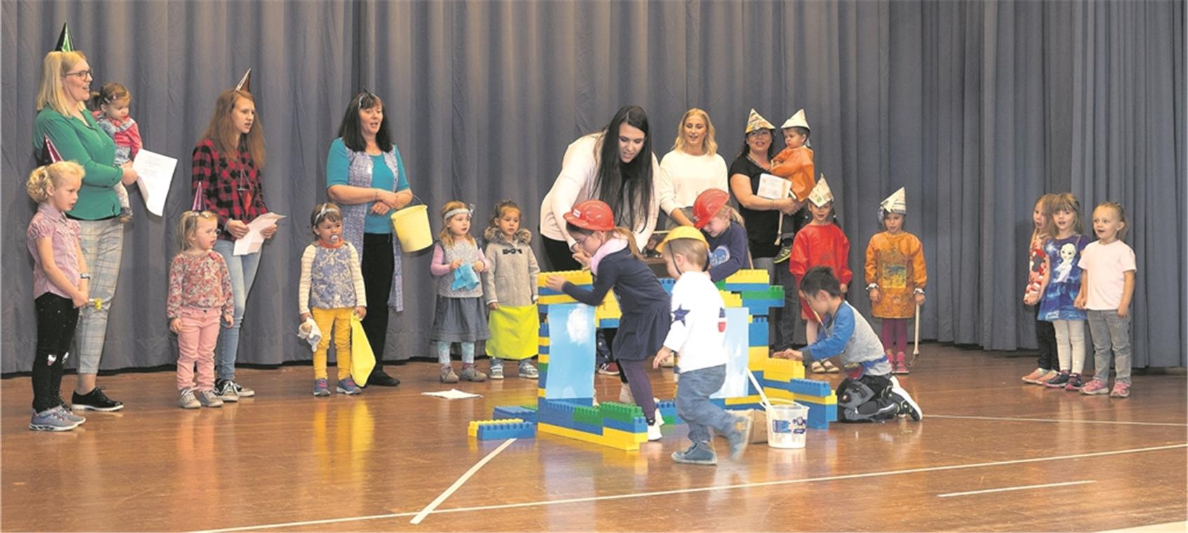 Mit einer Handwerker-Einlage weihten die Kinder die neue Halle in Burgstall ein.Foto: J. Fiedler