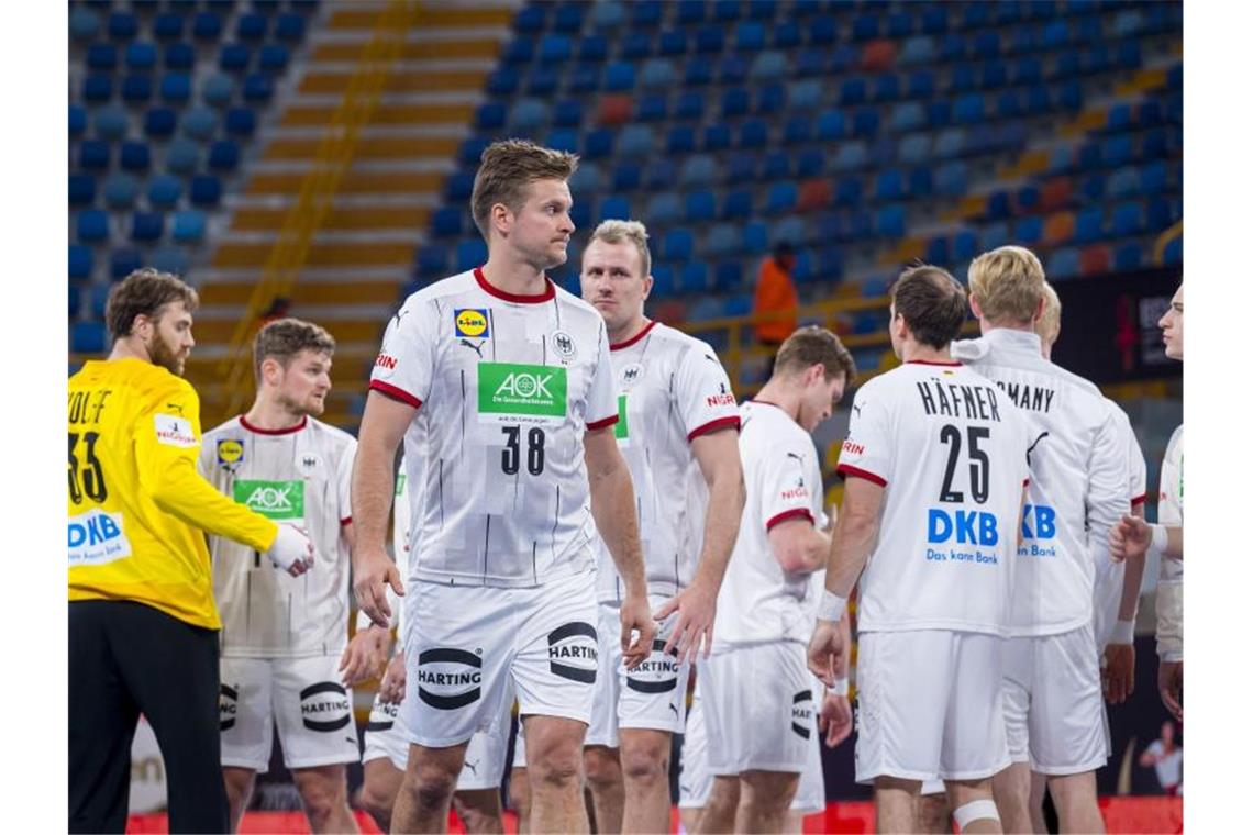 Mit einer historischen Pleite kehren Deutschlands Handballer von der WM aus Ägypten zurück. Foto: Sascha Klahn/dpa