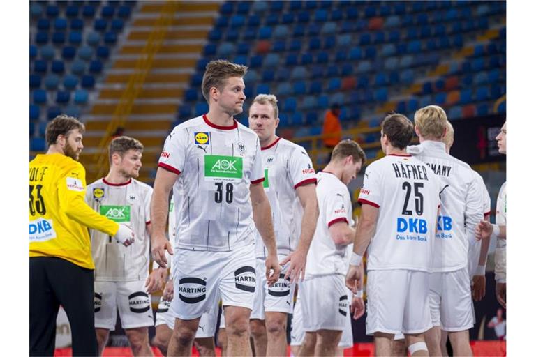 Mit einer historischen Pleite kehren Deutschlands Handballer von der WM aus Ägypten zurück. Foto: Sascha Klahn/dpa