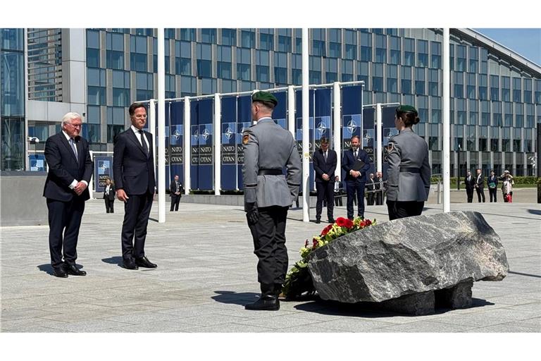 Mit einer Kranzniederlegung vor dem Nato-Hauptquartier begann der Festakt zum Beitritt Deutschlands zum Verteidigungsbündnis vor 70 Jahren.
