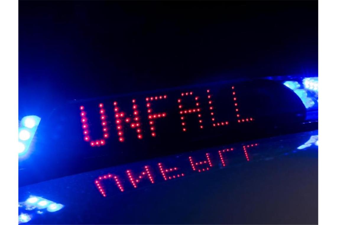 Autofahrer prallt in Laster und wird tödlich verletzt Mit einer Leuchtschrift zwischen den Blaulichtern warnt die Polizei vor einem Unfall. Foto: Monika Skolimowska/ZB/dpa/Symbolbild