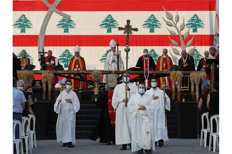 Mit einer Messe wird in Beirut der Opfer der Explosionskatastrophe gedacht. Foto: Hussein Malla/AP/dpa