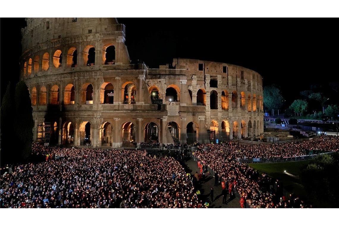 Mit einer Prozession am Kolosseum wird jedes Jahr in Rom an den Kreuzweg erinnert. (Archivbild)