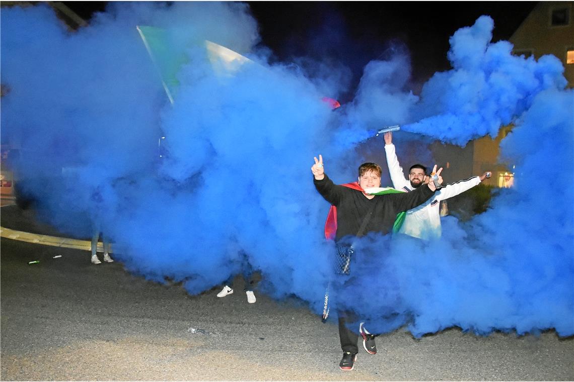800 Italienfans machen Nacht zum Tag Mit einer Rauchfackel verleihen diese Anhänger der Squadra Azzurra ihrer Freude Ausdruck.