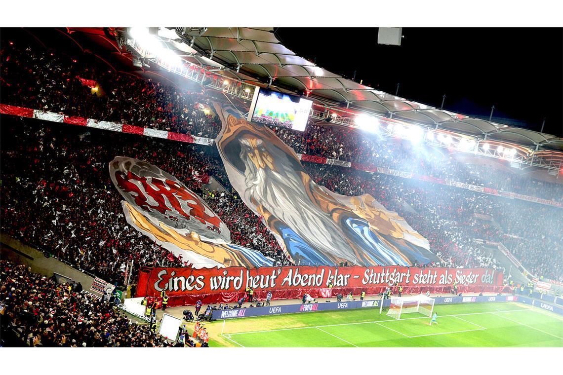 Mit einer riesigen Choreografie empfingen die VfB-Fans ihr Team beim bis dato letzten Europapokalspiel gegen Paris Saint-Germain.
         Foto: Baumann
