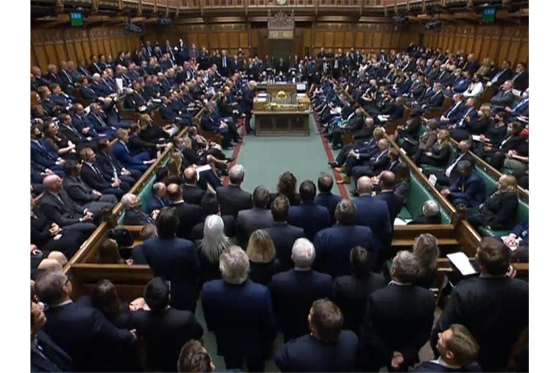 Schweigeminute für getöteten Tory-Abgeordneten Mit einer Schweigeminute haben die Abgeordneten im britischen Unterhaus ihres getöteten Kollegen David Amess gedacht. Foto: House Of Commons/PA Wire/dpa
