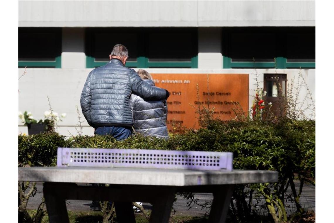 Mit einer Schweigeminute zur Absturzzeit um 10.41 Uhr ist am Dienstag in Haltern der Opfer der Flugzeugkatastrophe vor genau fünf Jahren in Südfrankreich gedacht worden. Foto: Rolf Vennenbernd/dpa