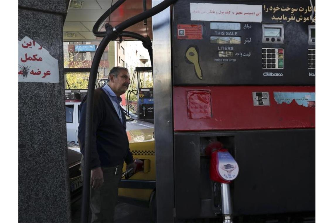 Mit einer staatlichen Benzinkarte können die Iraner nur noch bis zu 60 Liter Benzin im Monat zu einem Literpreis von umgerechnet 12 Cent tanken. Wer mehr tanken will, muss fast das Dreifache des bisherigen Preises zahlen. Foto: Vahid Salemi/AP/dpa