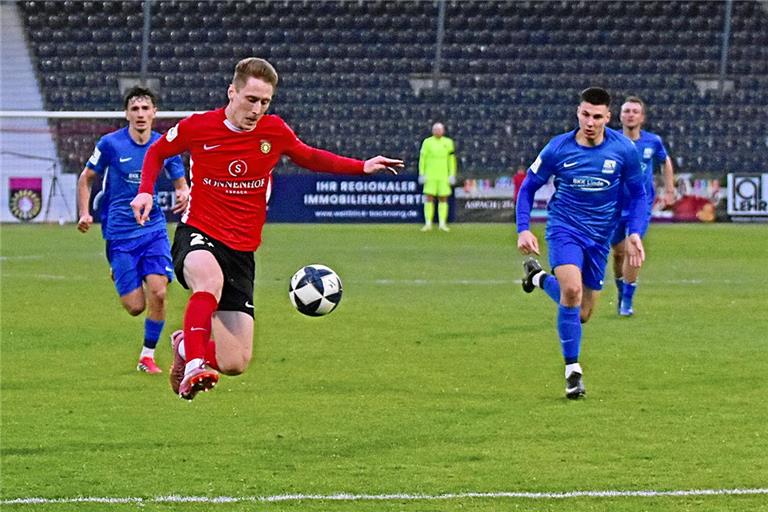 Mit einer starken Ballmitnahme bereitet Loris Maier (rotes Trikot) das 1:0 für die SG Sonnenhof Großaspach vor. Foto: Tobias Sellmaier