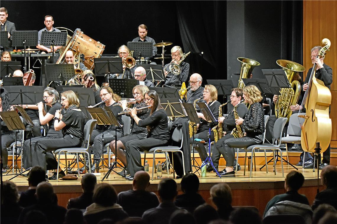 Mit einer Suite des deutschen Komponisten Thomas Krause schickt das Orchester auch eine Solidaritätsbekundung in Richtung Ukraine. Darin sind Melodien und Arien aus der Oper „Ein Saporoger Kosake jenseits der Donau“ des ukrainischen Opernsängers und Komponisten Semen Hulak-Artemowovsky verarbeitet worden. Foto: Tobias Sellmaier 