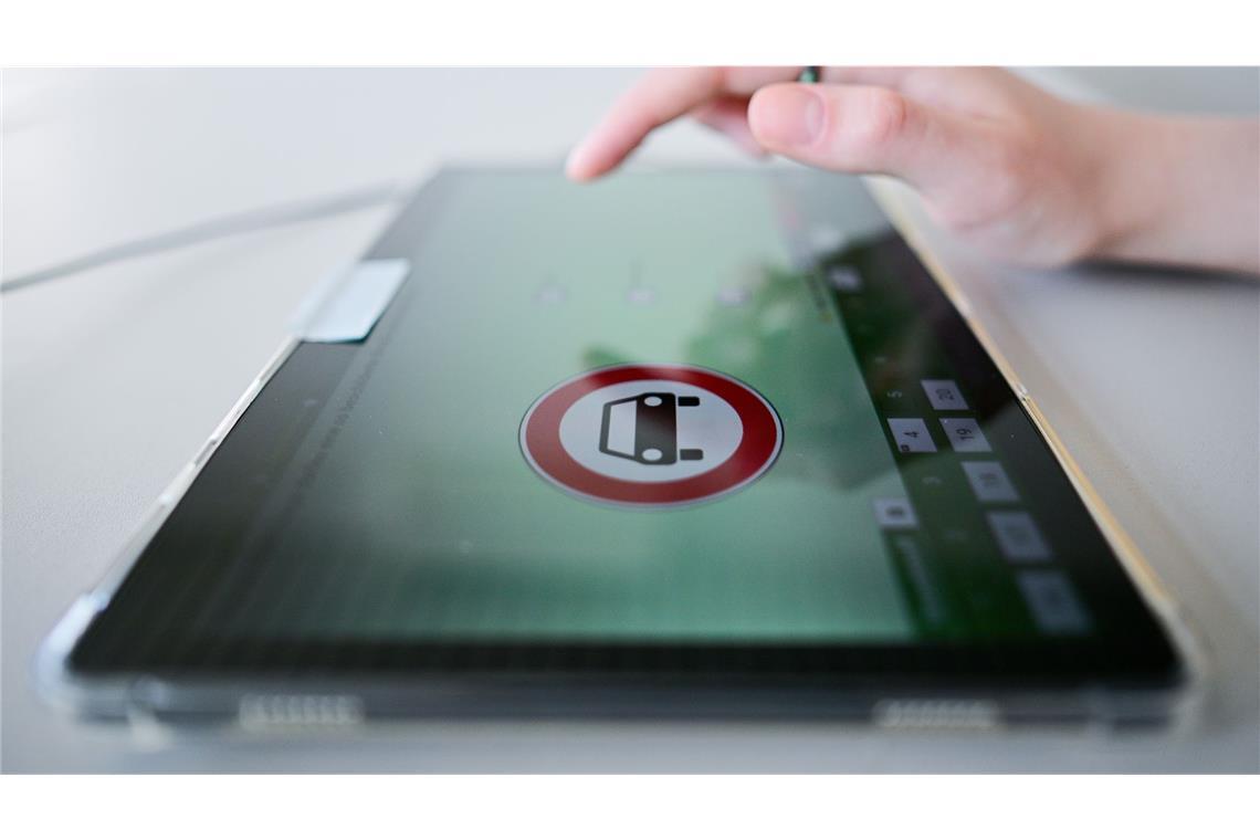 Mit eingebautem Funkgerät geht ein 19-Jähriger in die theoretische Führerscheinprüfung. (Symbolbild)