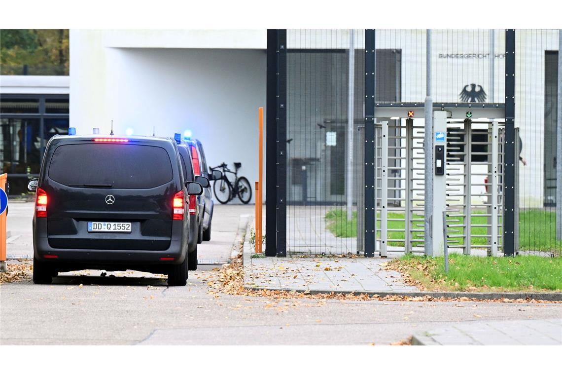Mutmaßliche Linksextremisten aus Umfeld Lina E. angeklagt Mit eingeschaltetem Blaulicht fahren mehrere Wagen auf den Hof an der Außenstelle des Bundesgerichtshofs. (Archivbild)