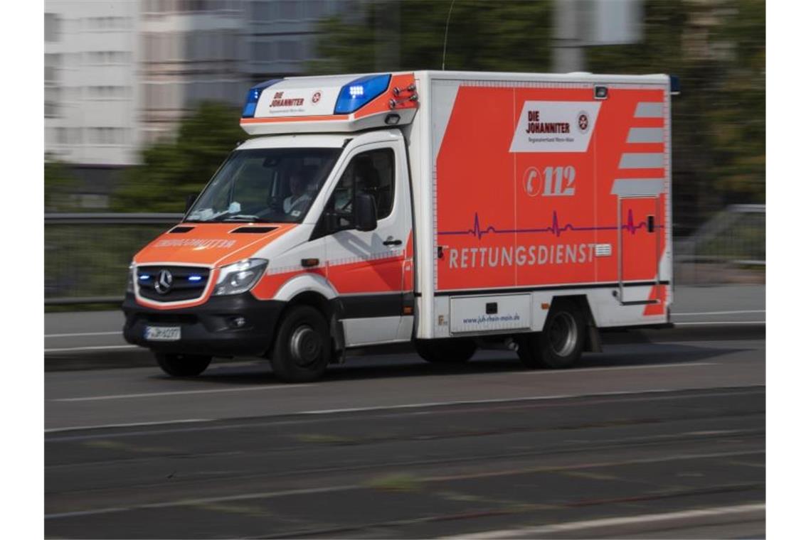 Mit eingeschaltetem Blaulicht ist ein Rettungswagen im Einsatz. Foto: Boris Roessler/dpa/Archivbild